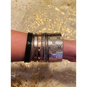 ♦️ 2 / $22 - Guess Bangles 🖤